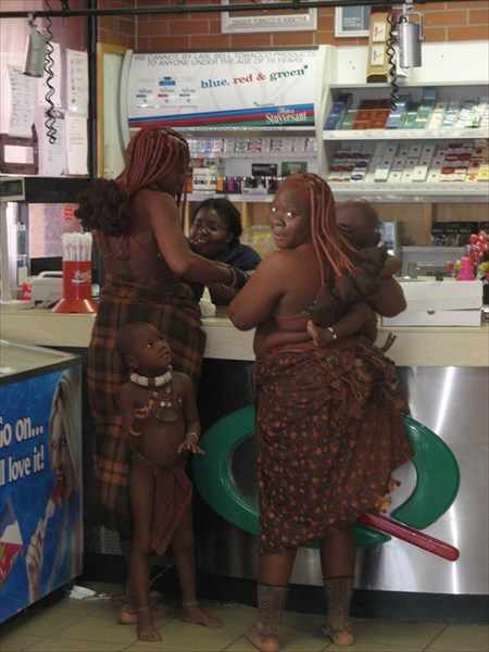 "папуасы"заглянули в супермаркет за клубничкой.Северная Намибия.